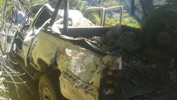 La camioneta quedó destruida por el peso de las piedras.