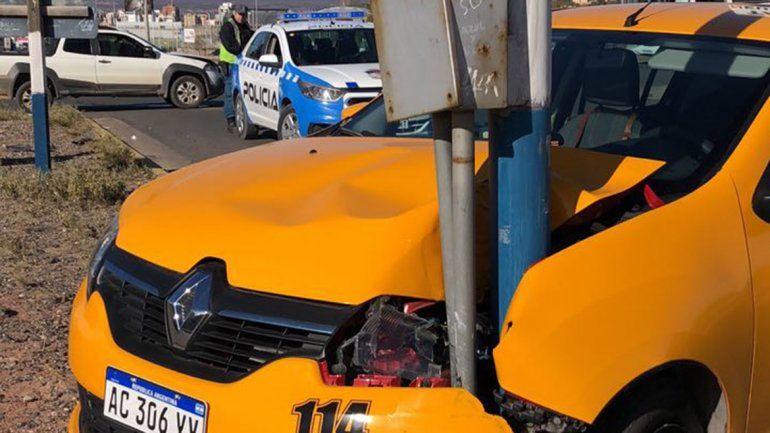 Taxi chocó con una camioneta y se incrustó en un poste