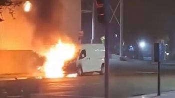 Incendiaron la camioneta desde donde balearon la Oficina Judicial de Comodoro Rivadavia. Incendiaron la camioneta desde donde balearon la Oficina Judicial de Comodoro Rivadavia.