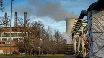 FOTO DE ARCHIVO: Una planta eléctrica vinculada a la acería de ArcelorMittal en Eisenhüttenstadt, Alemania, el 26 de noviembre de 2012.REUTERS/Thomas Peter