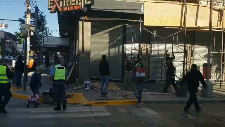 Por el viento, se cayó un andamio en pleno centro neuquino