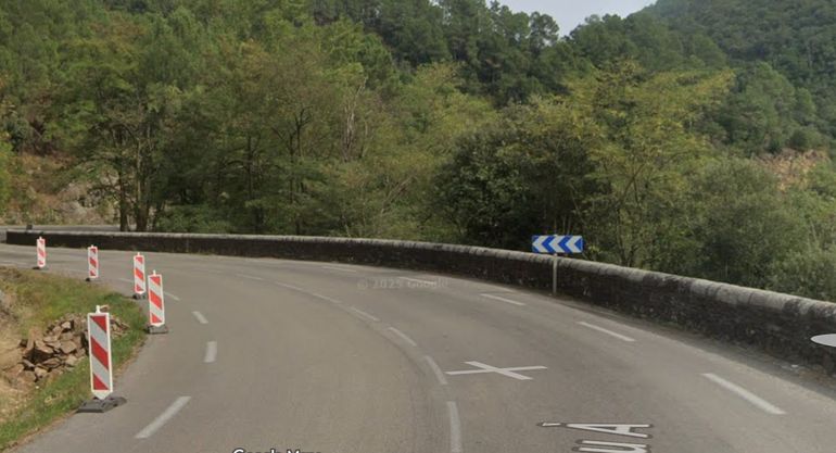 Una de las exigente curvas de la ruta que transitaba el ciclista cuando cayó a un barranco en Francia.