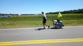 Bruno salió de Chascomús el 26 de octubre y llegó a Esquel en el último fin de semana de noviembre: en su carrito llevaba una carpa y lo mínimo necesario para lograr la proeza. | LM Neuquen Bruno salió de Chascomús el 26 de octubre y llegó a Esquel en el último fin de semana de noviembre: en su carrito llevaba una carpa y lo mínimo necesario para lograr la proeza.