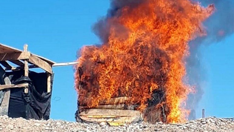 Toma El Malón: incendiaron una casilla en una disputa por terreno
