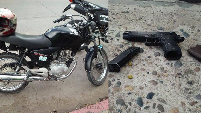 Motochorro cruzó un semáforo en rojo y lo atraparon: tenía una réplica de arma