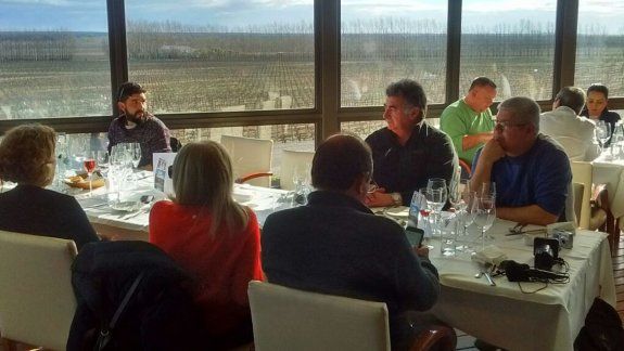 Los invitados de la gira gastronómica en la Bodega Familia Schroeder.&nbsp;