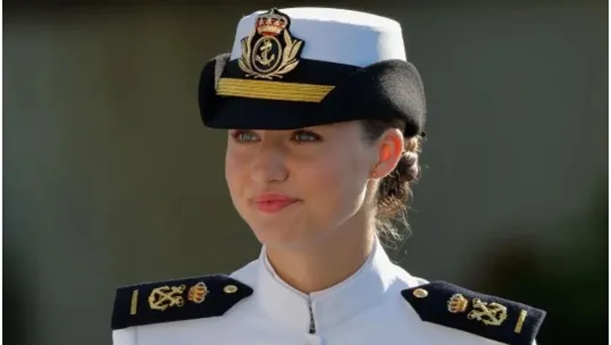 La princesa Leonor, con su uniforme naval.