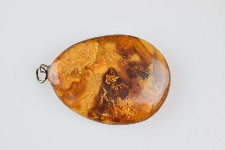 Pieza de ámbar en el Museo de Buzau. Pieza de ámbar en el Museo de Buzau.