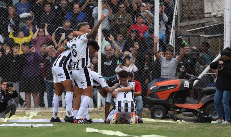 Cipo jugó bien, le ganó el clásico a Olimpo y la Visera fue una fiesta