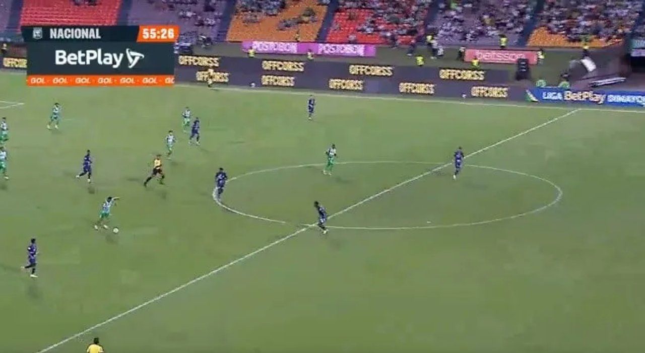 Cardona, ex Boca, convirtió desde la mitad de la cancha.