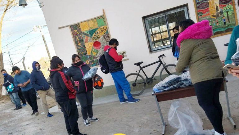 Cuatro amigos empezaron una colecta para ayudar a la escuela desvalijada