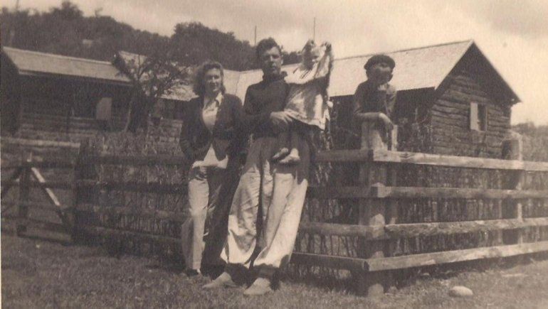 Loly y su esposo e hijos.