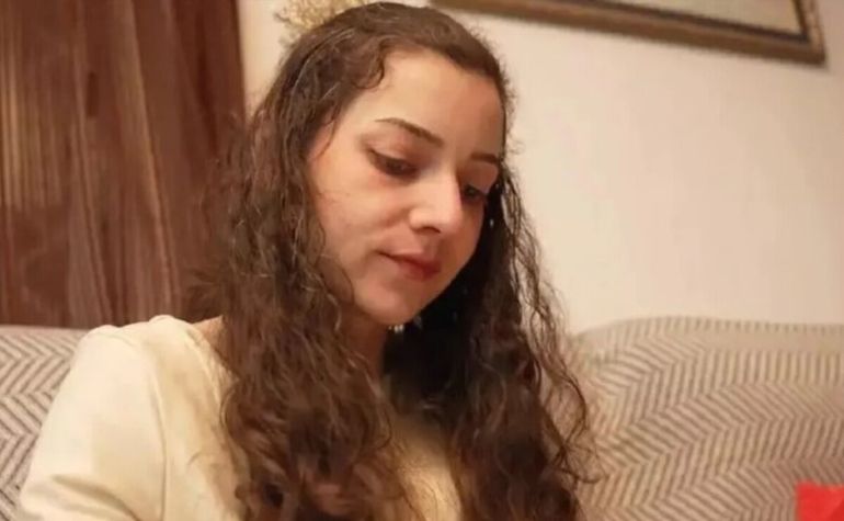 La joven oriunda de Barcelona quedó parapléjica en 2022, cuando cayó desde un quinto piso. La joven oriunda de Barcelona quedó parapléjica en 2022, cuando cayó desde un quinto piso.