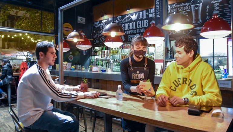 Bares y restaurantes piden extender el cierre una hora