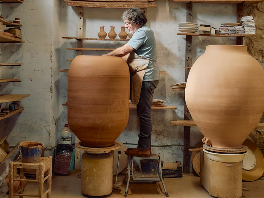 Carles Llarch moldea manualmente cada pieza durante 15 días para garantizar la estanqueidad absoluta. Foto: El País.