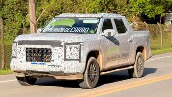 La Volkswagen Amarok 2027 captada con camuflaje en Brasil. Foto: Falando de Carro. La Volkswagen Amarok 2027 captada con camuflaje en Brasil. Foto: Falando de Carro.