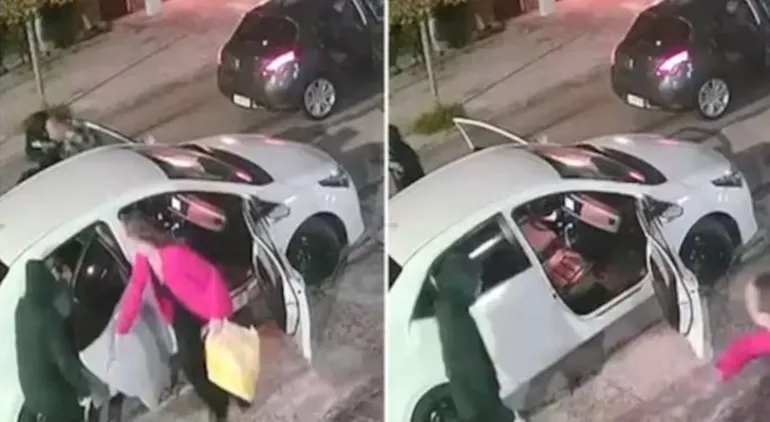 Mientras dos ladrones forcejeaban con el conductor hasta tirarlo al suelo