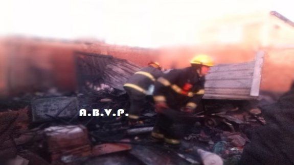 Un calefón eléctrico desató un voraz incendio en Plottier