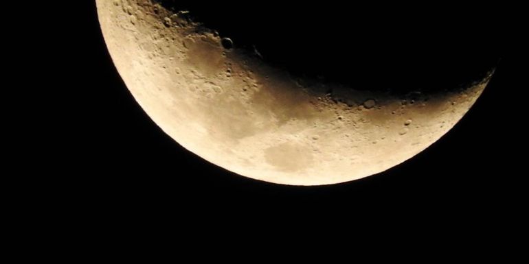 Mientras la Luna crece se dice que es momento de comenzar y atraer cosas nuevas, y cuando mengua, es momento de soltar y purificar.