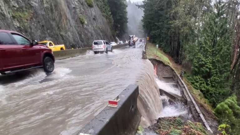 Canadá desplegó a las Fuerzas Armadas para ayudar a miles de residentes varados que quedaron atrapados desde que la tormenta golpeó durante la noche del domingo. Hay personas desaparecidas.
