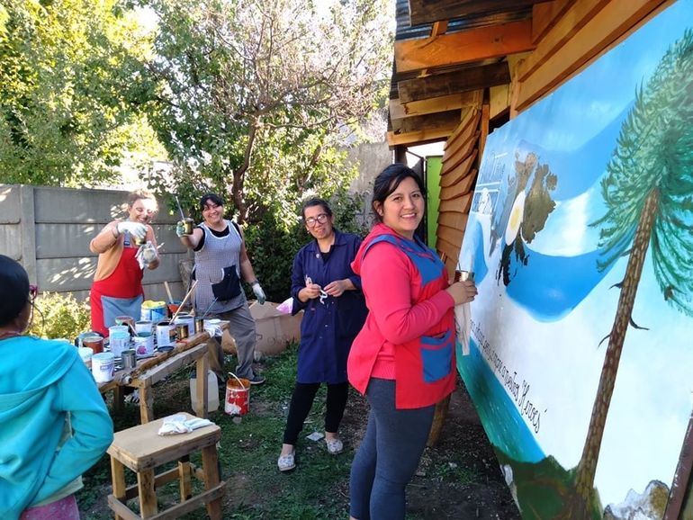 En Aluminé preparan un mural malvinero pintado por la hija de un veterano, y de artistas egresadas del Profesorado de Arte.