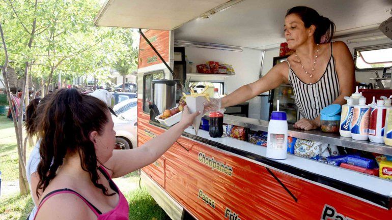 Cientos de vendedores recorren todos los días