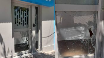 Los delincuentes destrozaron la puerta de ingreso del cajero BPN. Los delincuentes destrozaron la puerta de ingreso del cajero BPN.