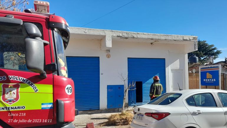 Se le trabó el dedo con una uña esculpida en el baño y la rescataron los Bomberos