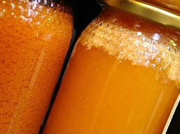 En el mercado existen mieles adulteradas, muchas de ellas son mezclas de miel con soluciones de glucosa, algunas están ultra-filtradas, y la gran mayoría contienen agua. En el mercado existen mieles adulteradas, muchas de ellas son mezclas de miel con soluciones de glucosa, algunas están ultra-filtradas, y la gran mayoría contienen agua.