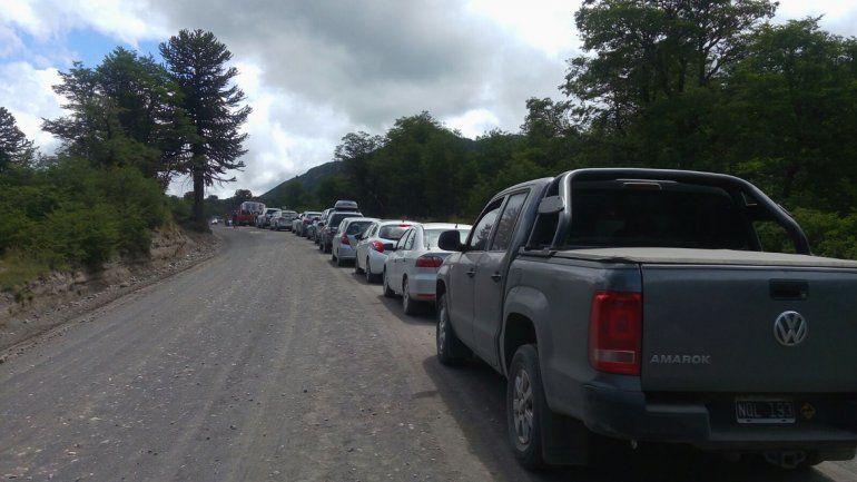 Las largas colas para cruzar a Chile obligaron a muchos turistas a volver