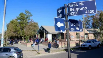 El vecino golpeó salvajemente al estudiante de primer año en la vereda de la  EPET 5. 