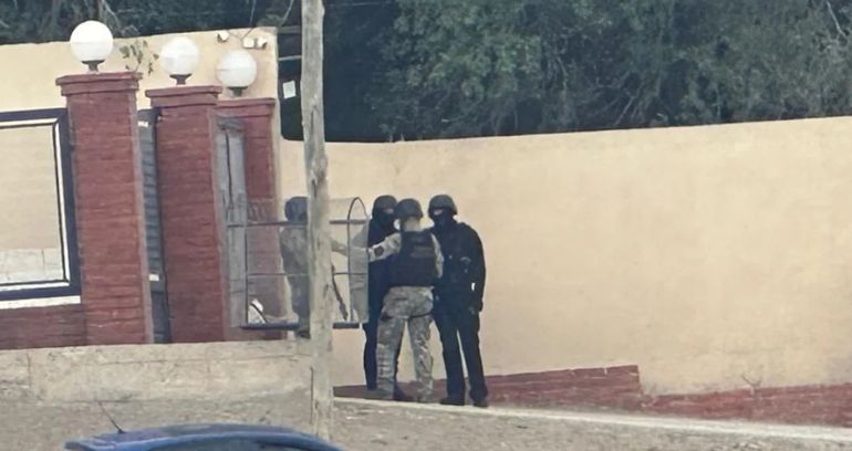 La foto del allanamiento a la casa del sindicalista que publicó un medio de noticias de Santa Cruz. La foto del allanamiento a la casa del sindicalista que publicó un medio de noticias de Santa Cruz.