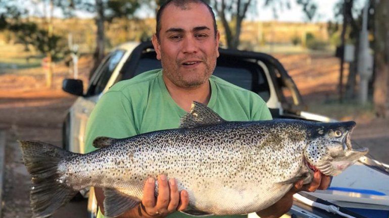 Regalo de Navidad: un neuquino pescó una trucha de 9,300 kilos