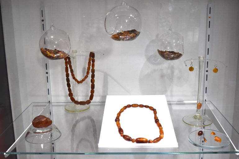 Joyas de ámbar exhibidas en el Museo de Buzau, Rumania. Joyas de ámbar exhibidas en el Museo de Buzau, Rumania.