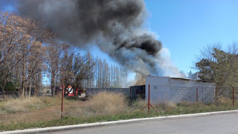 Gran incendio en un local abandonado en Valentina Norte