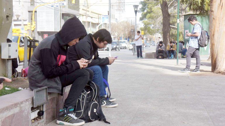 Concentrados y atentos a la captura de algún pokemon