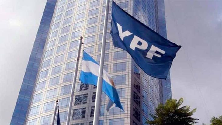La suba de casi el 400% de los directores de la firma YPF, no es una buena señal para toda la sociedad que está soportando el ajuste. La suba de casi el 400% de los directores de la firma YPF, no es una buena señal para toda la sociedad que está soportando el ajuste.