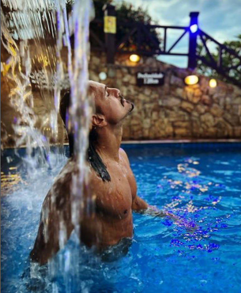 La cascada en la pileta fue uno de los lugares preferidos del actor para disfrutar el calor de Buzios.