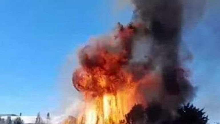 Impresionante explosión e incendio en una empresa en Roca