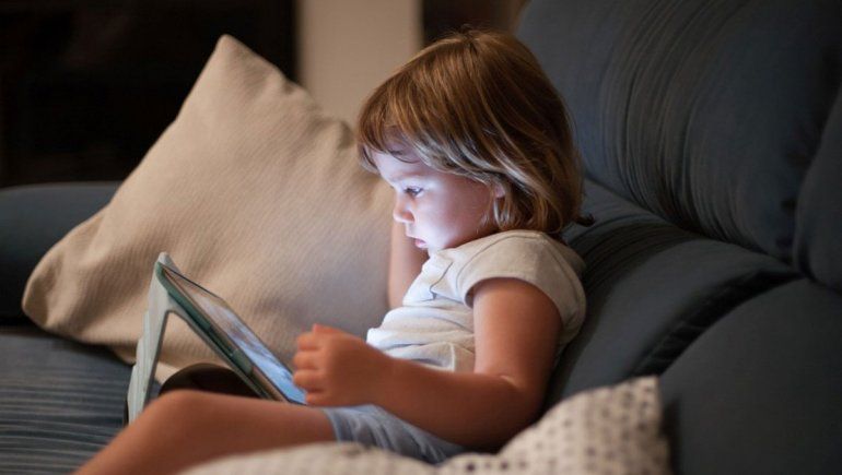 Advierten por el fuerte consumo de pantallas en niños