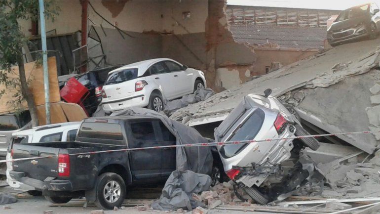 Se derrumbó el techo de una concesionaria