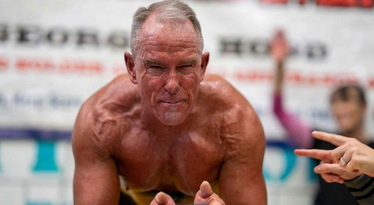 Ex agente de la DEA bate récord de plancha abdominal: ocho horas