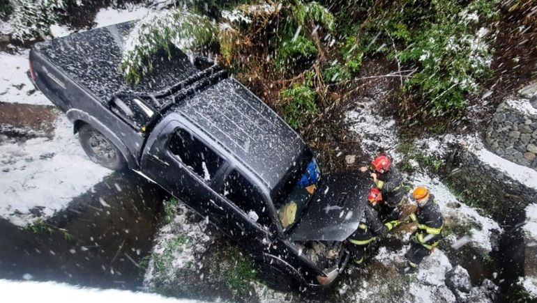 Ruta 40: una familia volcó por la nieve y resultó milagrosamente ilesa