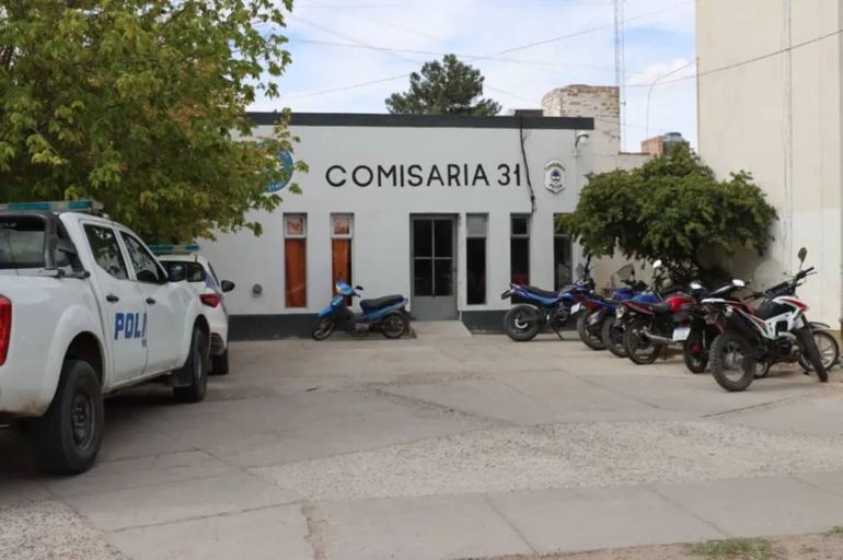 Apareció la mujer con su bebé de cuatro meses: se presentó en una comisaría de General Roca
