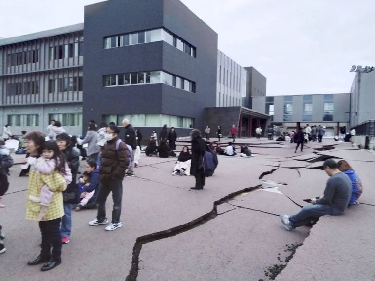 Grietas en el asfalto a causa del terremoto en Japón.