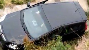 quisieron remolcar un auto pero fallo la grua y cayo al agua quisieron remolcar un auto pero fallo la grua y cayo al agua