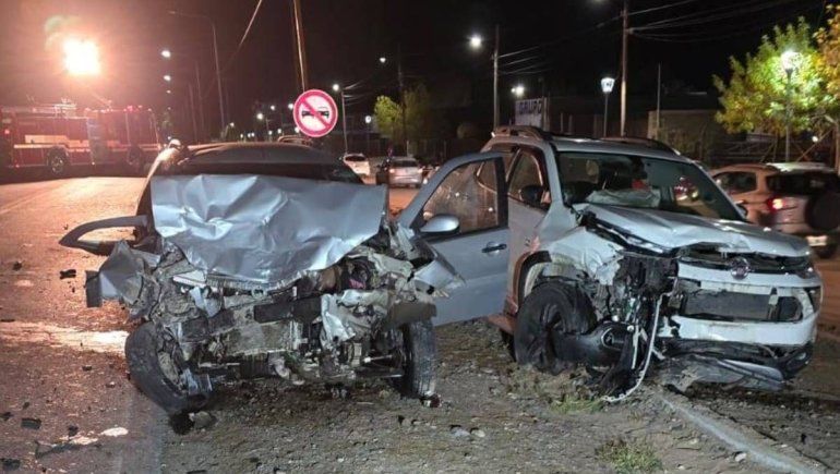 Tremendo choque frontal por una maniobra de sobrepaso: un conductor aprisionado