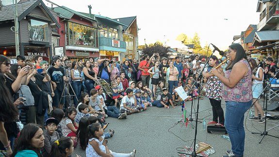 La avenida San Martín se convierte en peatonal y da lugar a los artistas de gran nivel en el pueblo cordillerano.