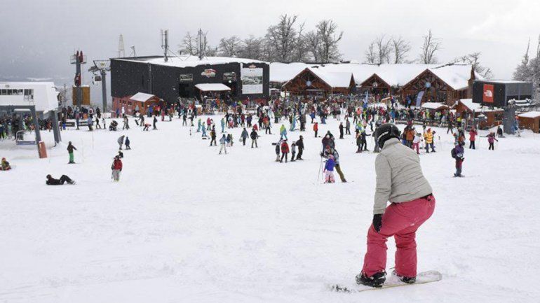 El producto nieve atrae turistas a los distintos centros cordilleranos.
