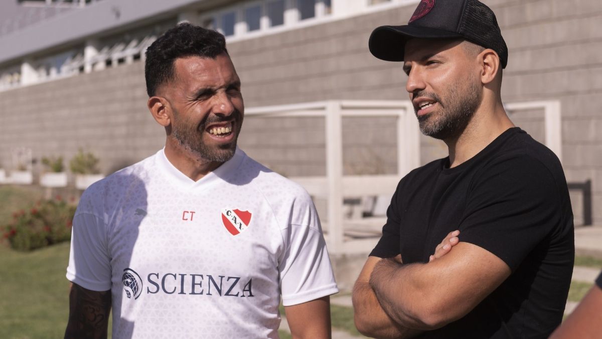El ingenioso tuit del Kun Agüero tras sentirse robado en Barracas-Independiente